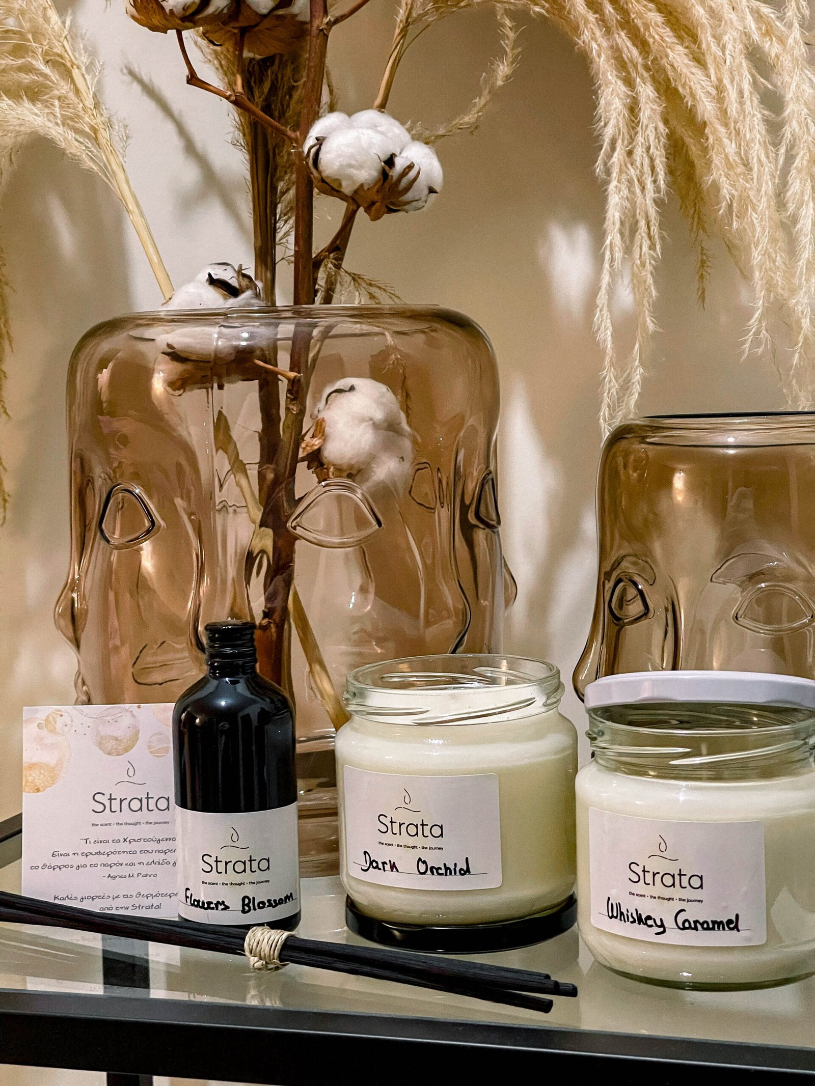 Αρωματιστής με άρωμα Flowers Blossom και κεριά με άρωμα Dark Orchid και Whiskey Caramel από την Strata