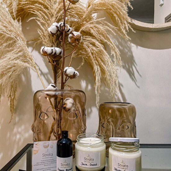 Αρωματιστής με άρωμα Flowers Blossom και κεριά με άρωμα Dark Orchid και Whiskey Caramel από την Strata