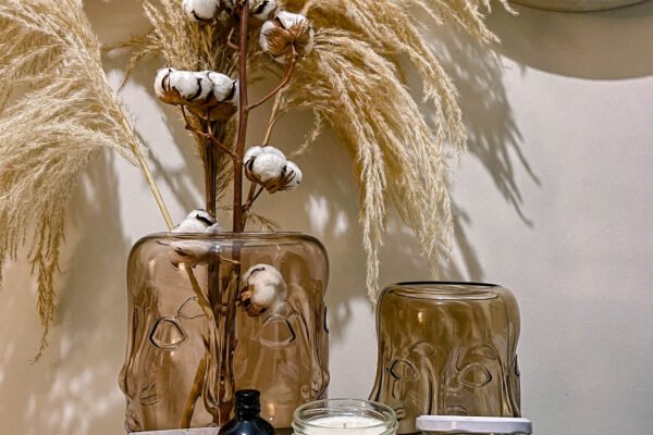 Αρωματιστής με άρωμα Flowers Blossom και κεριά με άρωμα Dark Orchid και Whiskey Caramel από την Strata