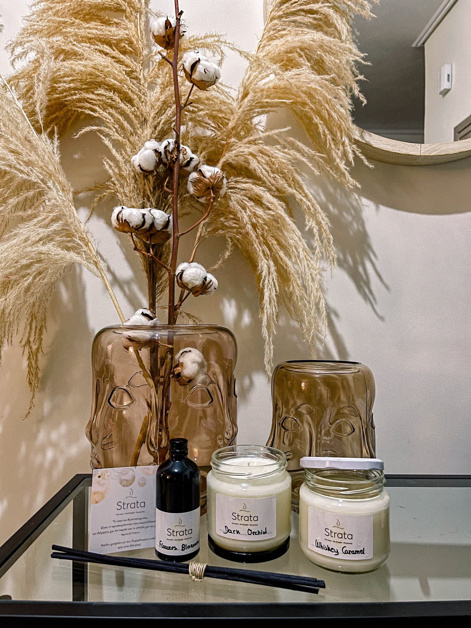 Αρωματιστής με άρωμα Flowers Blossom και κεριά με άρωμα Dark Orchid και Whiskey Caramel από την Strata