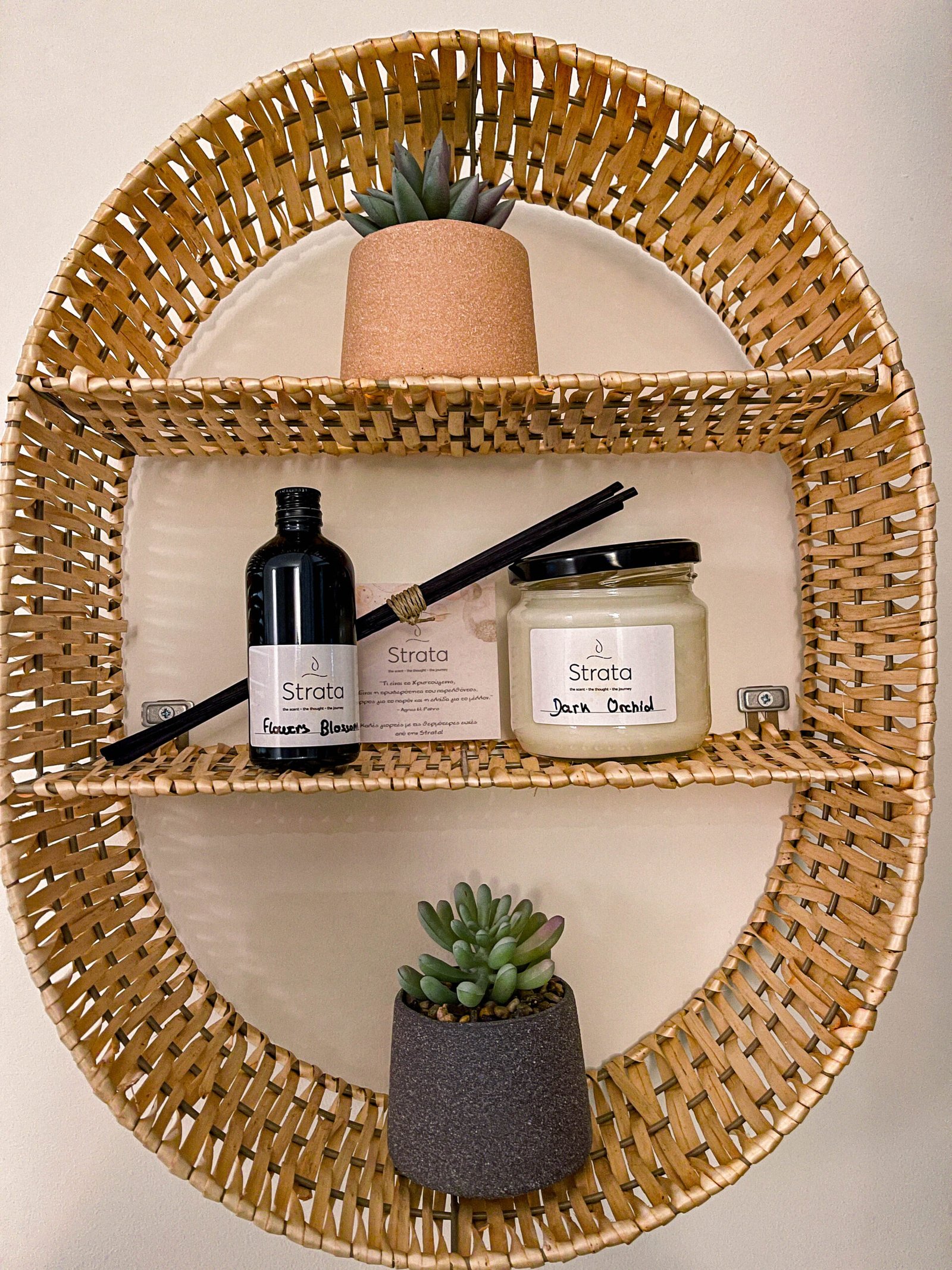 Αρωματιστής με άρωμα Flowers Blossom και κερί με άρωμα Dark Orchid από την Strata